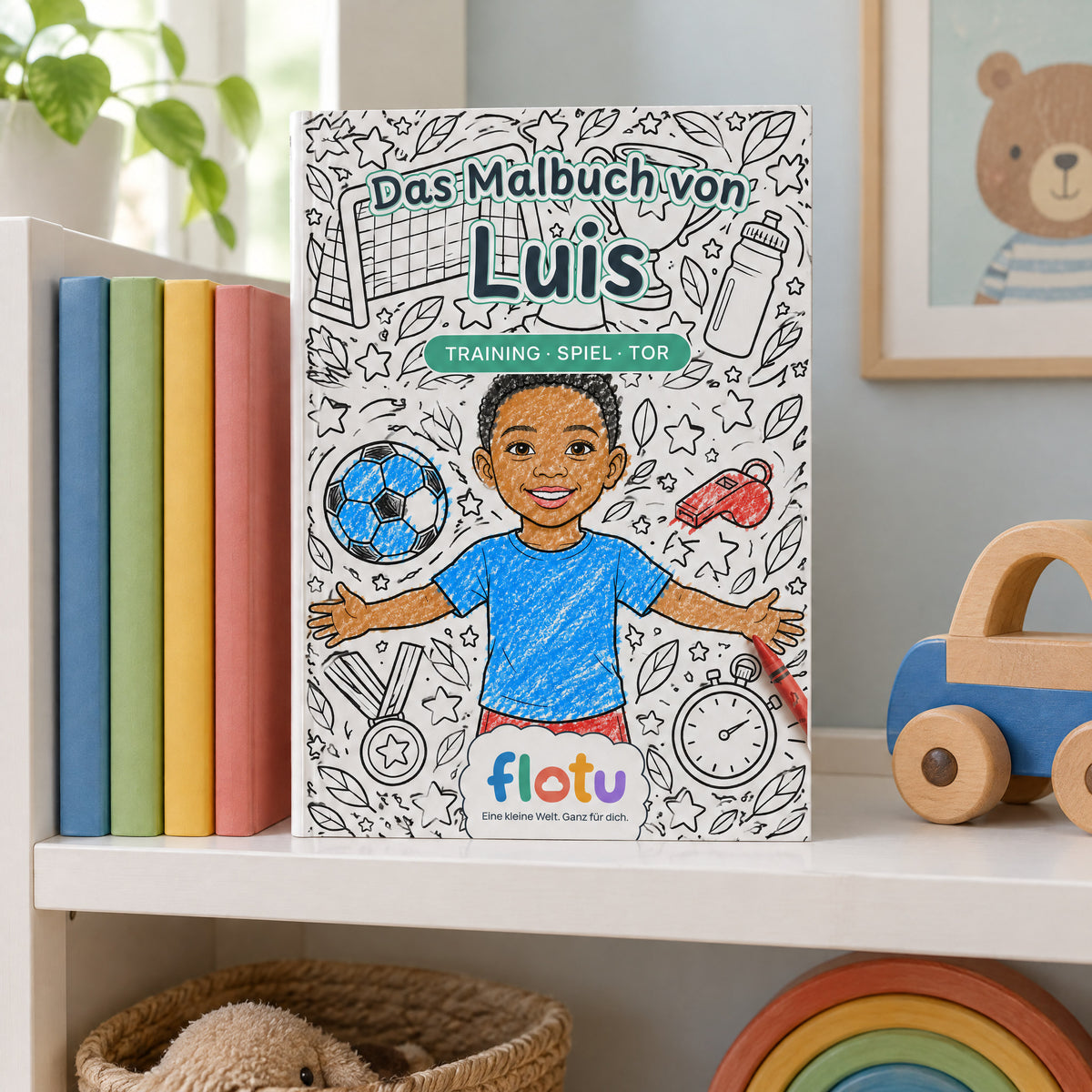 Das gedruckte Malbuch „Fußball“ mit dem Namen Luis auf dem Cover