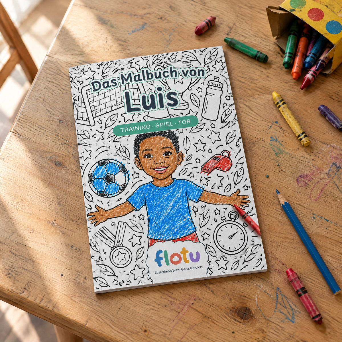 Das gedruckte Malbuch „Fußball“ mit dem Namen Luis auf dem Cover
