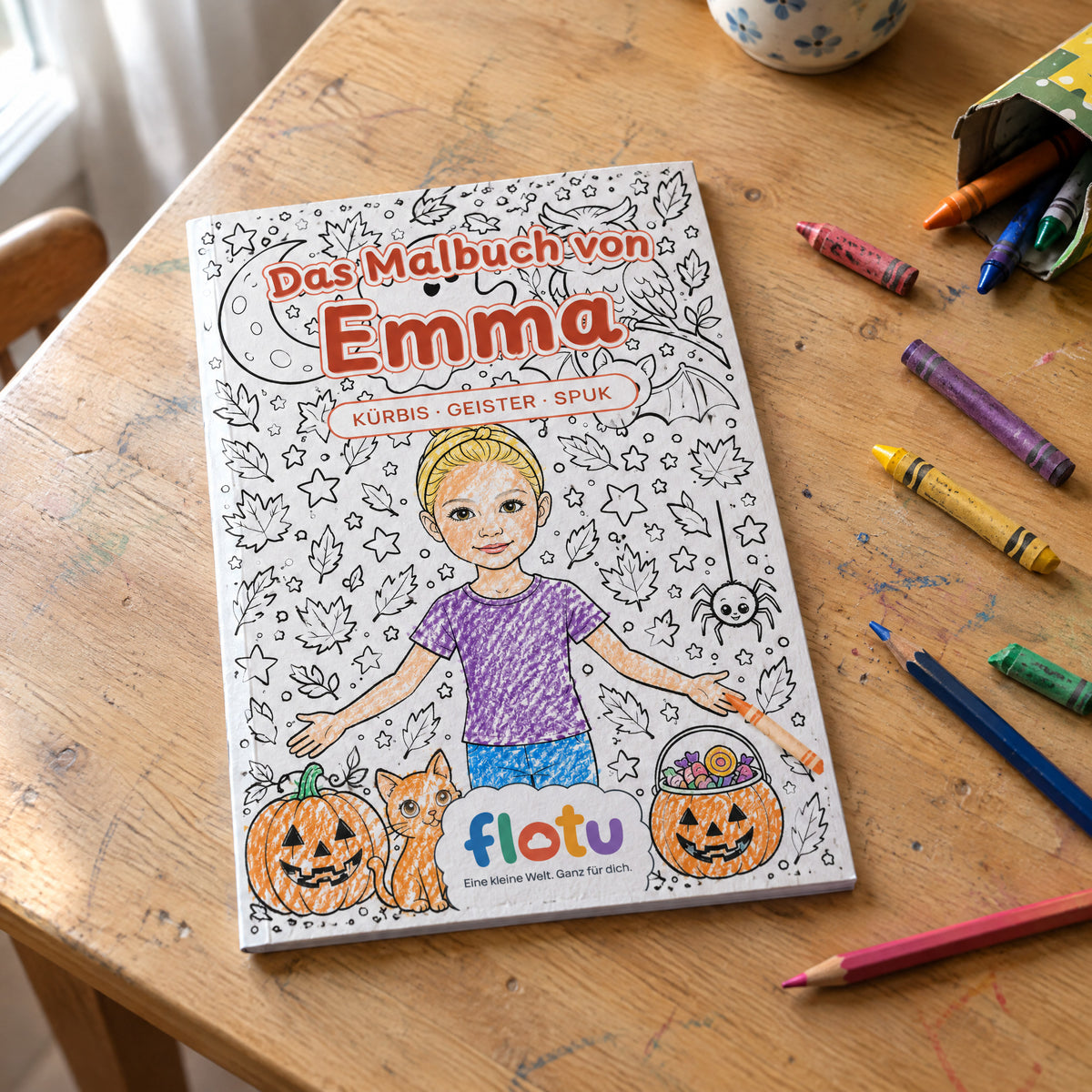 Das gedruckte Malbuch „Halloween“ mit dem Namen Emma auf dem Cover