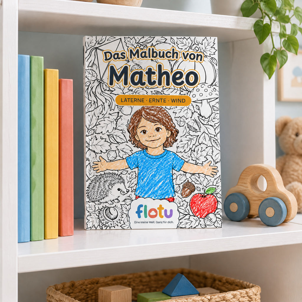 Das gedruckte Malbuch „Herbst“ mit dem Namen Matheo auf dem Cover