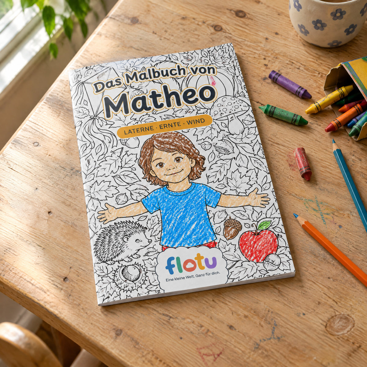 Das gedruckte Malbuch „Herbst“ mit dem Namen Matheo auf dem Cover