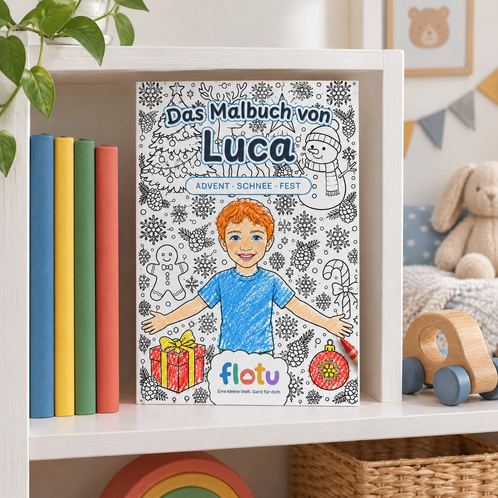 Das gedruckte Malbuch „Weihnachten“ mit dem Namen Luca auf dem Cover