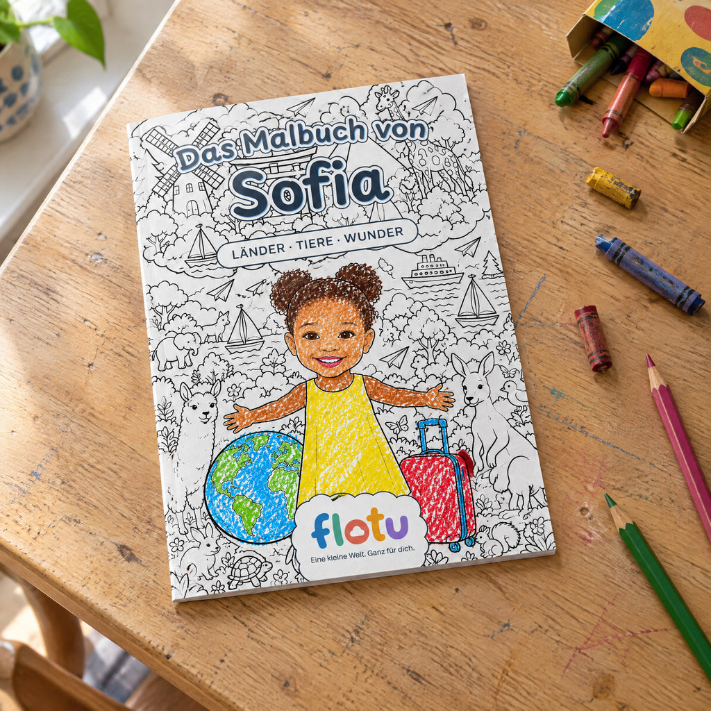 Das gedruckte Malbuch „Weltreise“ mit dem Namen Sofia auf dem Cover